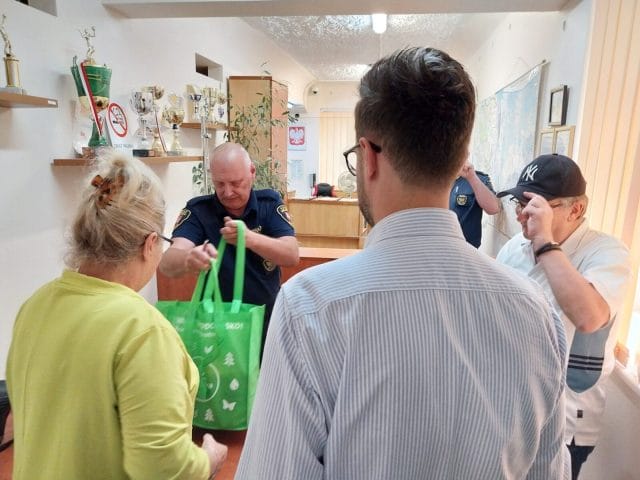 Ostróda solidarna z powodzianami. Pierwsi mieszkańcy odwiedzili punkt zbiórki darów 17 zbiorka powodzianie