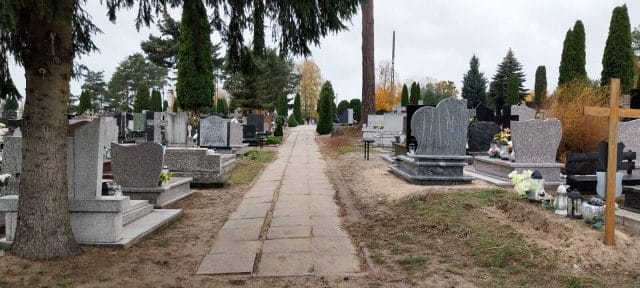 Zmieniają się zwyczaje ostródzian związane z pochówkiem. Sprawdziliśmy, jak żegnamy bliskich i dlaczego coraz częściej wybieramy urnę zamiast trumny. 17 cmentarz czolo