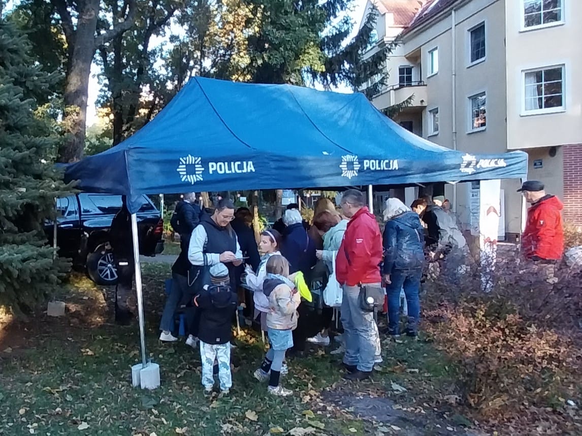 Ostróda świeci przykładem. Społecznicy rozdawali odblaski w parku przy ulicy Czarnieckiego 1 Odblaski Akcja Czolo