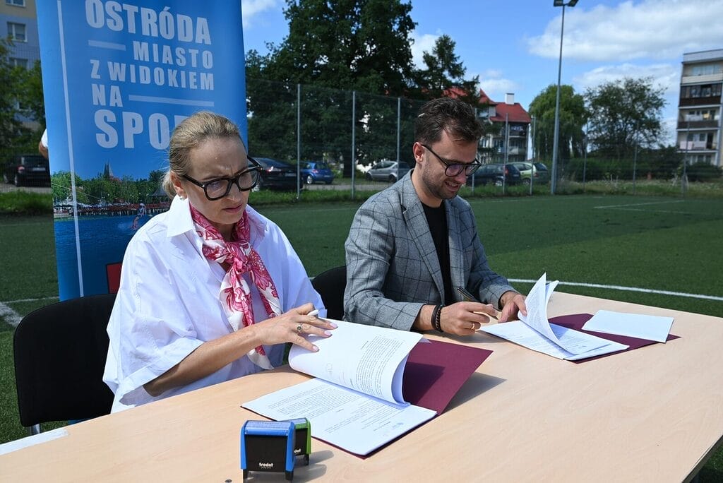 Ostródzkie Orliki otwarte po remoncie. Centrum Sportu zmienia regulamin - korki zostaw w domu 2 Umowa Orlik Um Ostroda