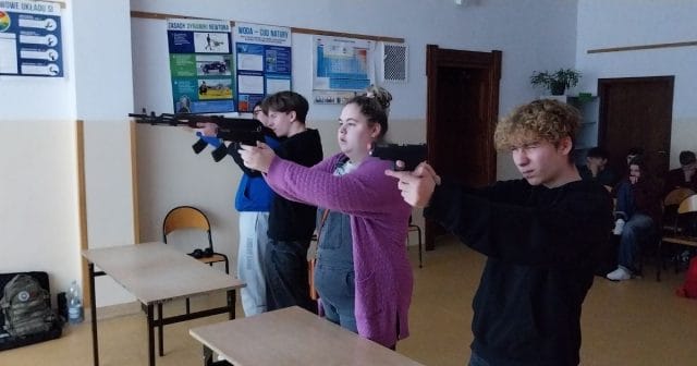 Ćwiczą snajperskie oko i opanowanie. Uczniowie Bażyniaka celują z broni. 15 warsztaty strzeleckie czolo