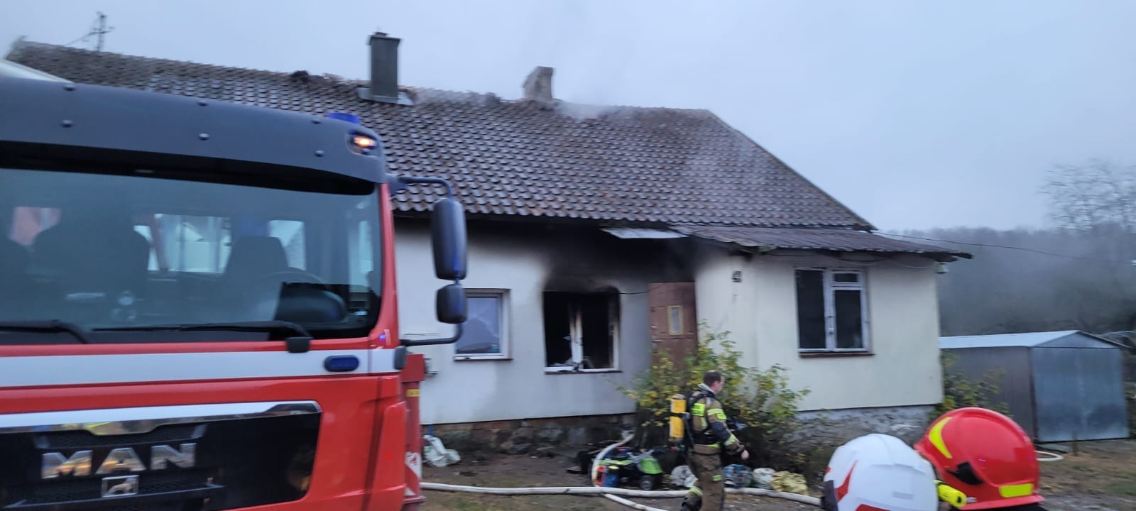 Pożar w Niezbrzydowie Wielkim: część budynku uległa całkowitemu spaleniu 1 Niebrzydowo Pozar3