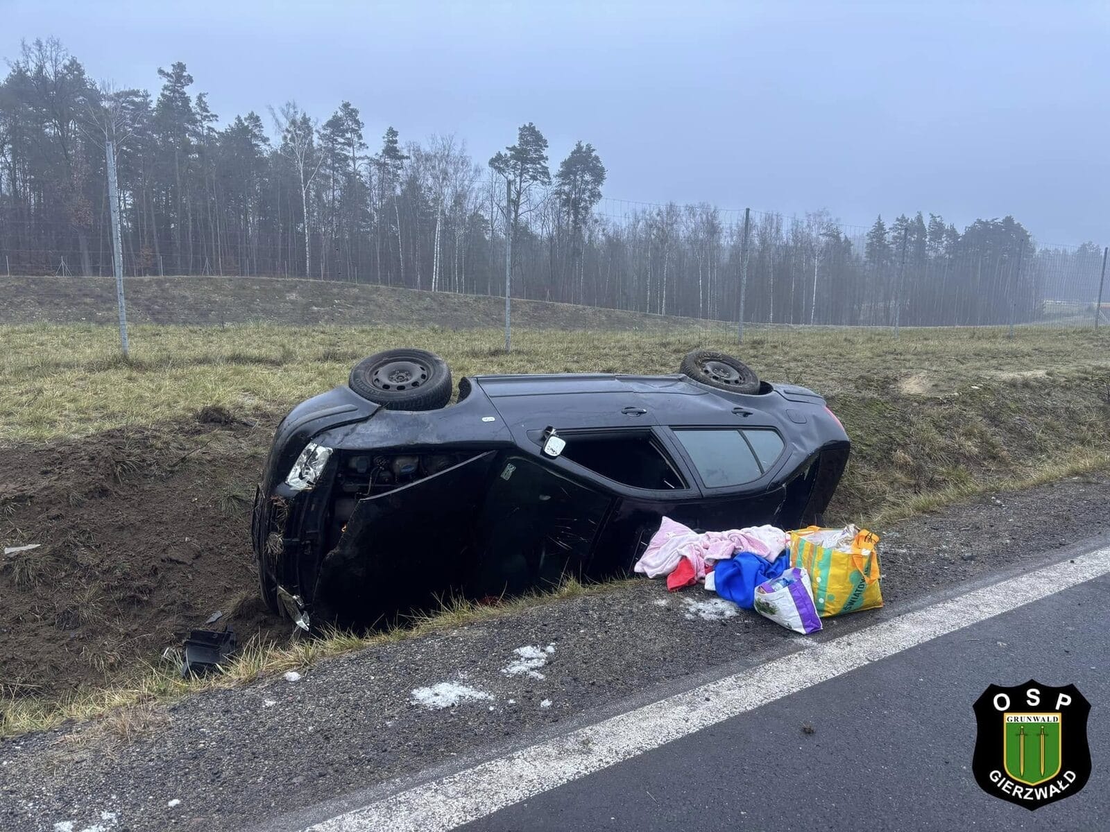 Wypadek na drodze w okolicach Rychnowskiej Woli: Samochód dachował, dzieci trafiły do szpitala 1 474093713 909982617958745 7639748987977023920 N