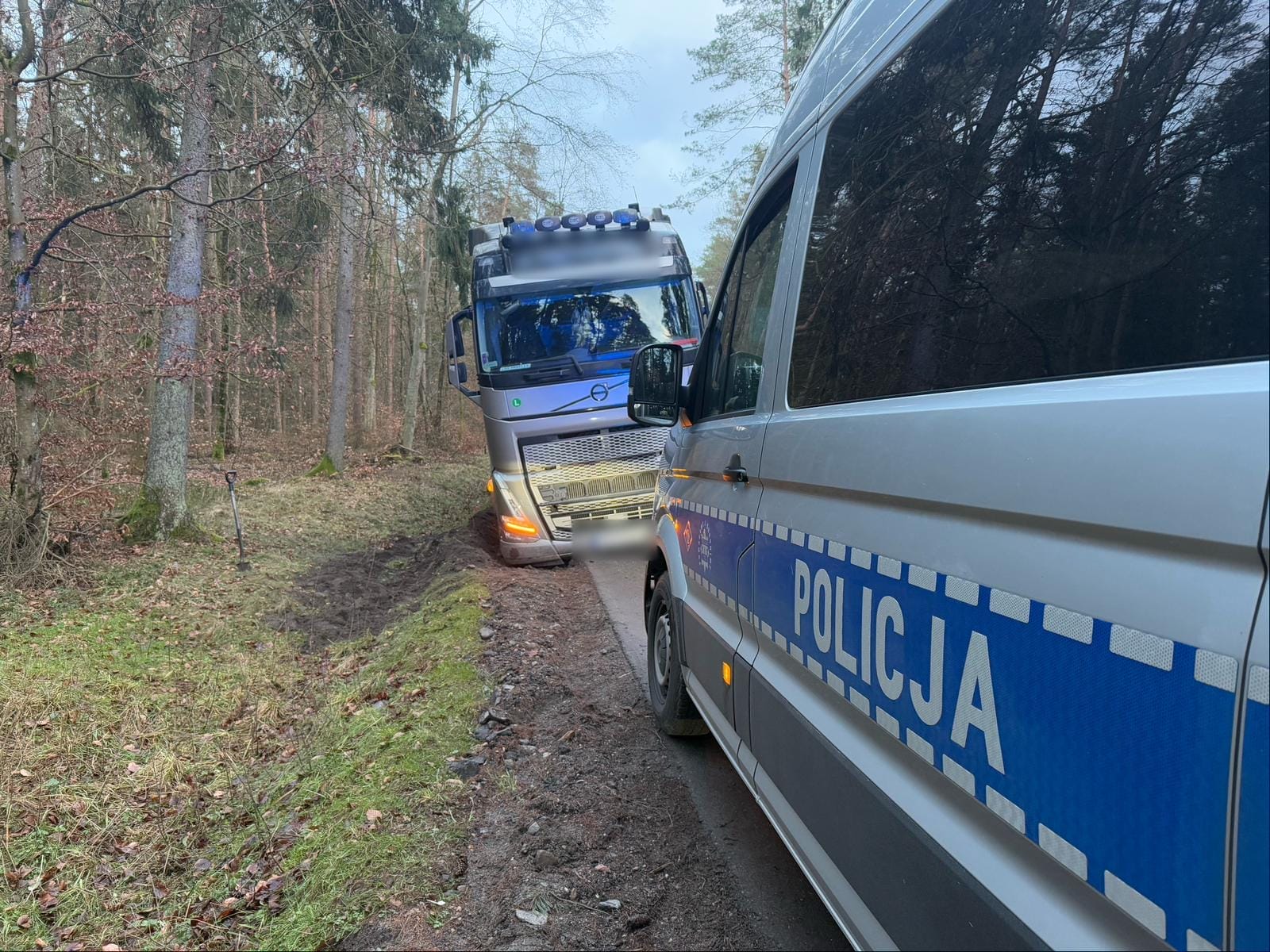 DW 530: TIR w rowie. Policja przypomina o dostosowaniu prędkości do warunków panujących na drodze 13 dw 530 tir w rowie