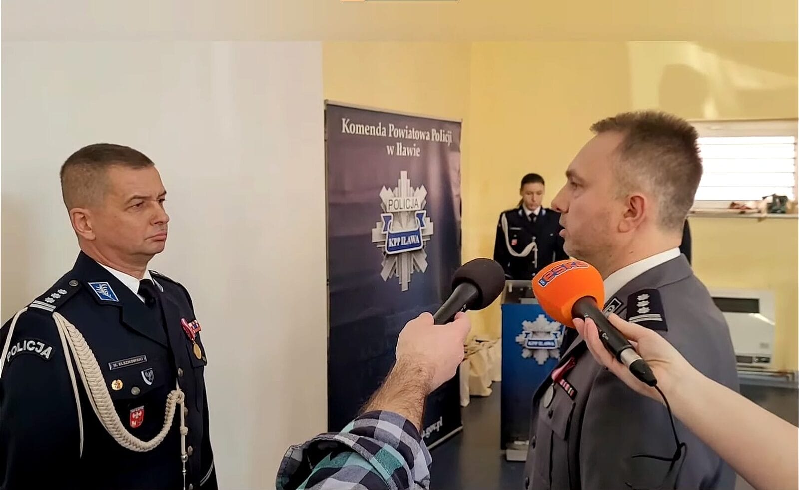 Skandal podczas zdania służby w iławskiej policji. Odchodzący komendant do przełożonego "Nie mogę podać Panu ręki" 1 Ilawa Policja