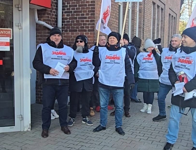Protest pracowników Poczty Polskiej w Ostródzie – Solidarność walczy o prawa pracowników 1 Protes Solidarnosc Poczta Polska