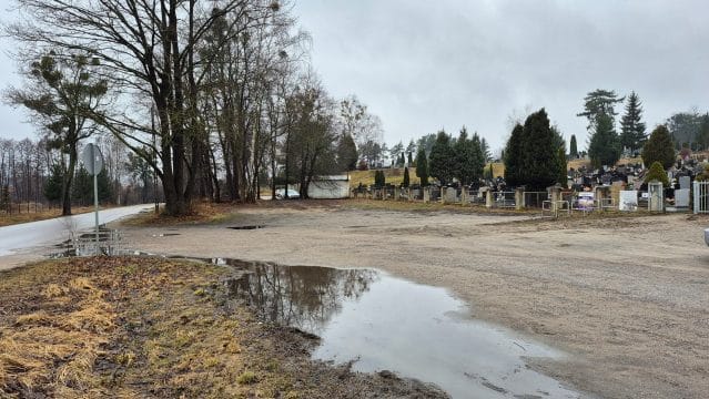 Cmentarz przy ulicy Spokojnej będzie większy. Parking i kioski do likwidacji? 26 parking cmentarz Spokojna