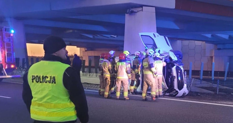 Bus uderzył w bariery na S7 – utrudnienia w kierunku Warszawy 27 s7 bus