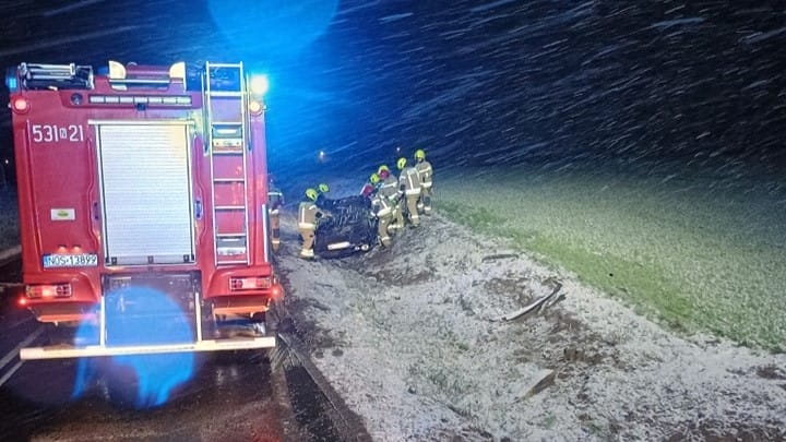 Dachowanie w Lipowie. Droga w gminie Ostróda zablokowana 25 wypadek lipowo czolo