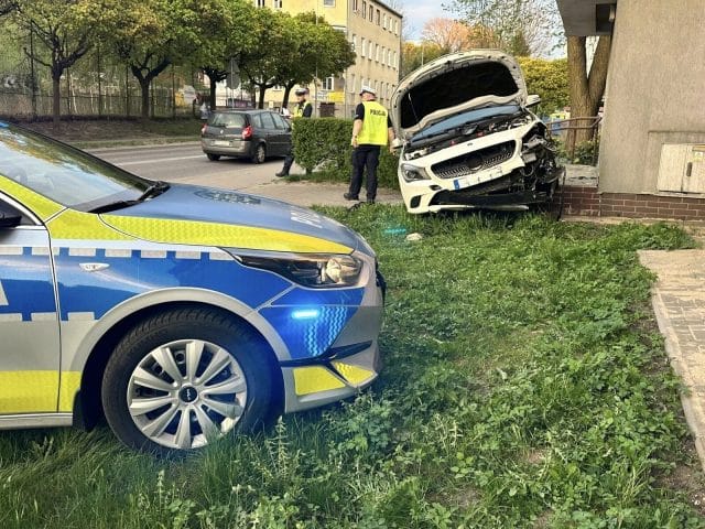 Kolizja na Olsztyńskiej. Kierowca pod wpływem narkotyków 27 Osobówka wjechała w wejście do bloku przy ulicy Olsztyńskiej. Kierowca był pod wpływem narkotyków.