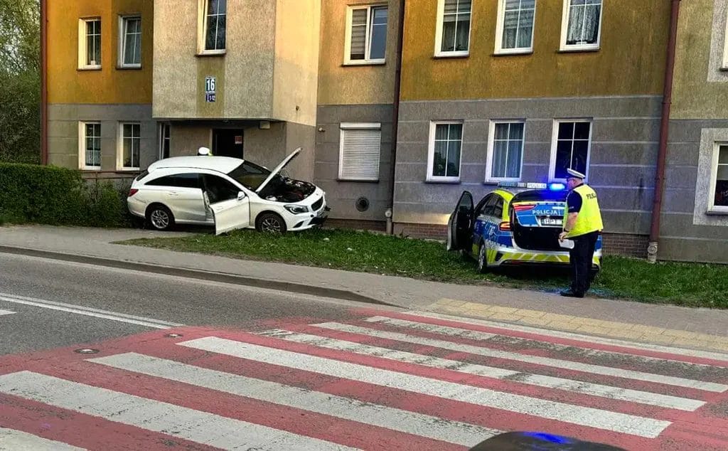 Takie Zniszczenia Spowodował Kierowca Pod Wpływem Narkotyków Na Ulicy Olsztyńskiej W Ostródzie.