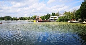 Informacja turystyczna w domku na wodzie! Sprawdź co wymyślili w urzędzie miasta 18 Nabrzeze Jez Drweckie