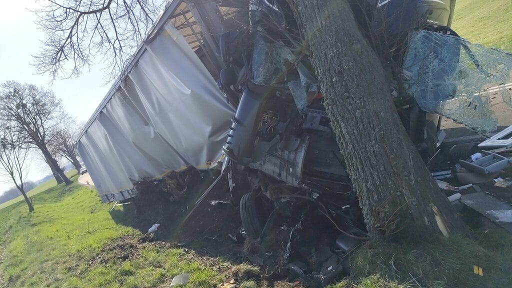 Zdjęcie z wypadku na drodze wojewódzkiej 537 Zdjęcie Z Wypadku Na Drodze Wojewódzkiej 537