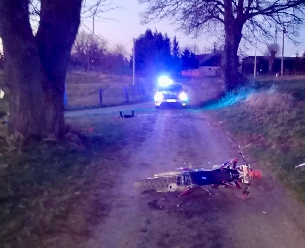 Motocyklista Uderzył W Drzewo