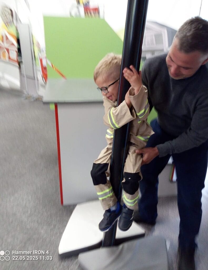 WOŚP - 5-letni bartek został strażakiem. To efekt współpracy PSP Ostróda z WOŚP.
