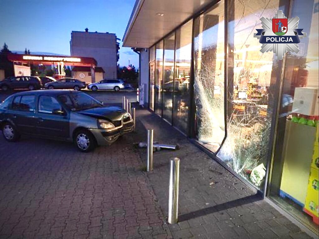 Morąg: Osobówka wjechała w sklep! Dramatyczna akcja ratunkowa 14 Kpp