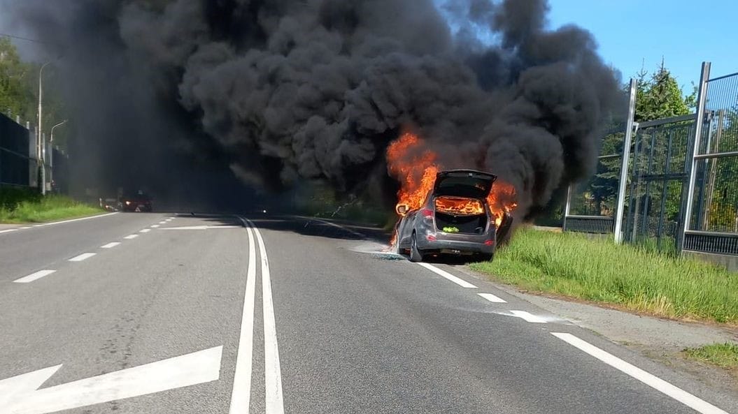 Samochód Pochodnia Na Drodze Krajowej Numer 16.