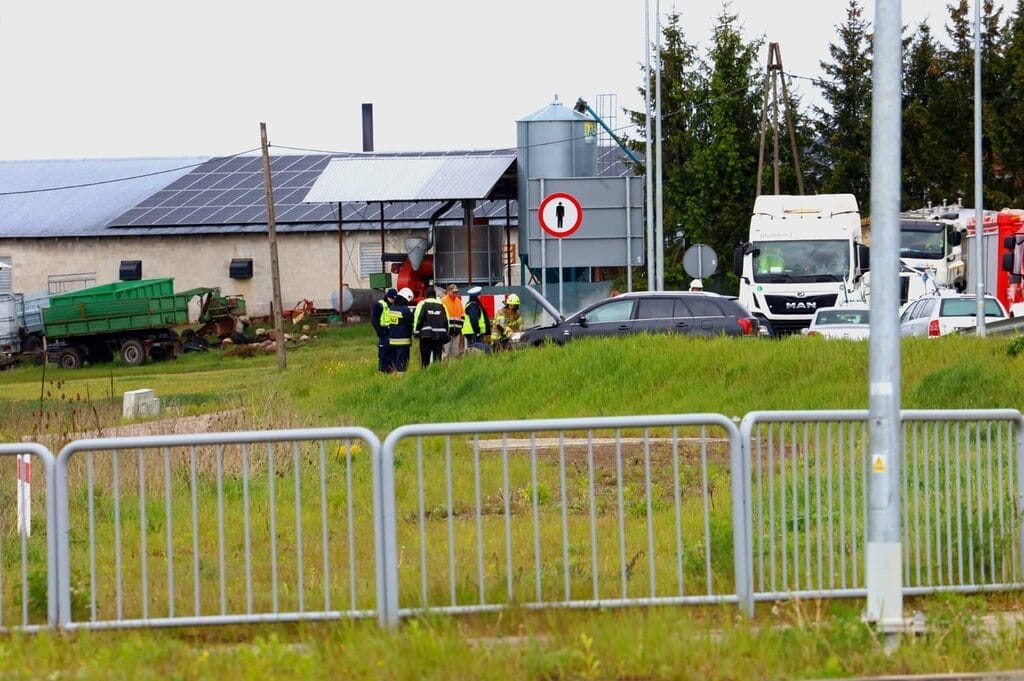 Auto w ogniu na drodze ekspresowej S5.