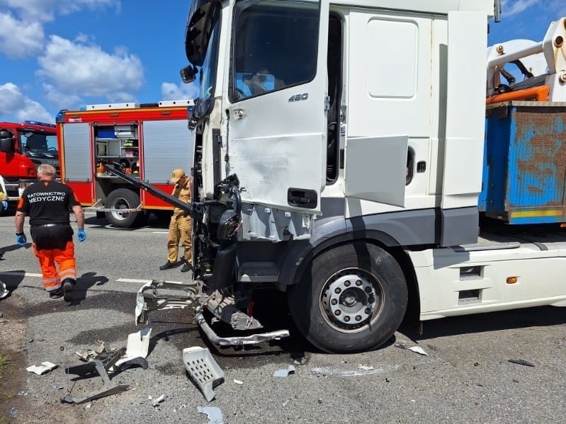 Wypadek na krajowej 16. Bus wojskowy zderzył się z ciężarówką.