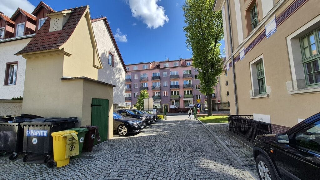Zielona szafa w Ostródzie.