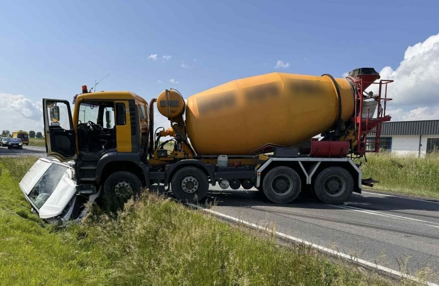 Groźny wypadek na DK 15 pod Lubawą - Zderzenie betoniarki z Hyundaiem 1 Wypadek Na Dk15