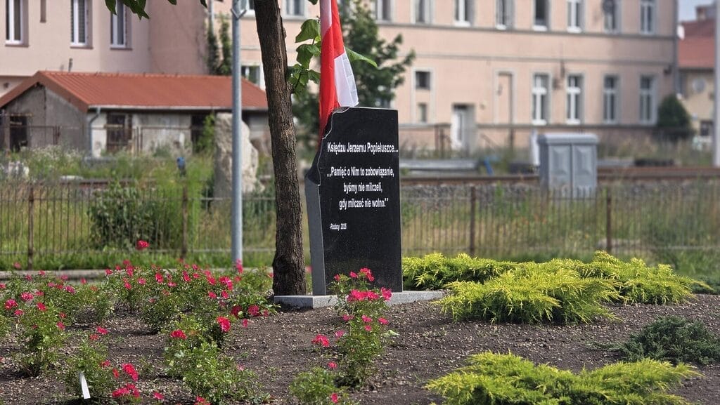 Policja szuka autora tablicy na rondzie! Grzywna za księdza Popiełuszkę? 14 Popieluszko Czolo