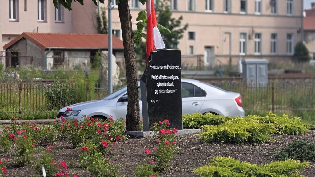 Tablica księdza Jerzego Popiełuszki do likwidacji? Co na to urzędnicy? - WIDEO 15 Tablica Księdza Jerzego Popiełuszki Stanął Nocną Na Rondzie U Zbiegu 11 Listopada I Pieniężnego. Czy To Kończy Spór O Nazwę?