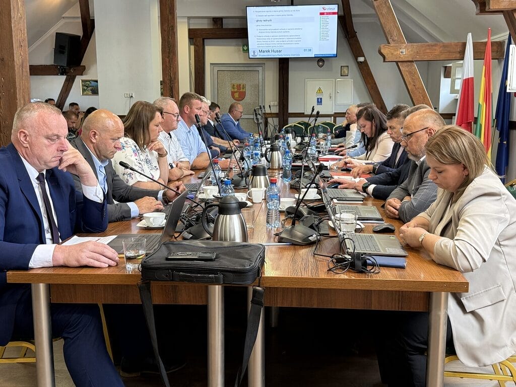 Gmina Ostróda: Bogusław Fijas z absolutorium. Do wotum zaufania zabrakło jednego głosu 14 Sesja Gmina 1