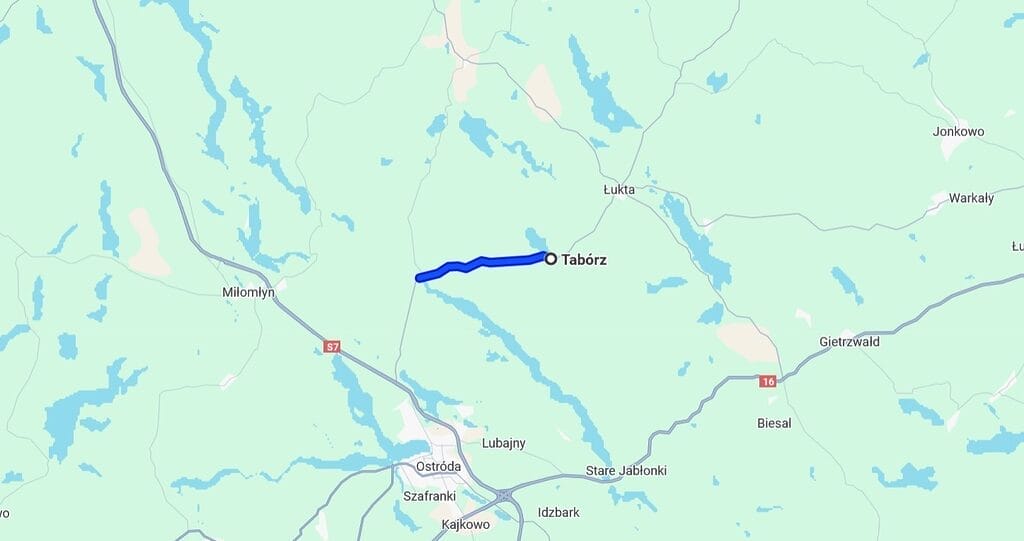 Mijanka ciężarówki z busem na drodze wojewódzkiej 530 Tabórz - Szeląg. Indyki biegają po drodze