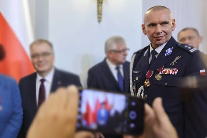 Złoty Krzyż Zasługi dla mł. insp. Marcina Danowskiego. Prezydent Andrzej Duda wyróżnił ostródzianina 2 Danoski Marcin Złoty Krzyż