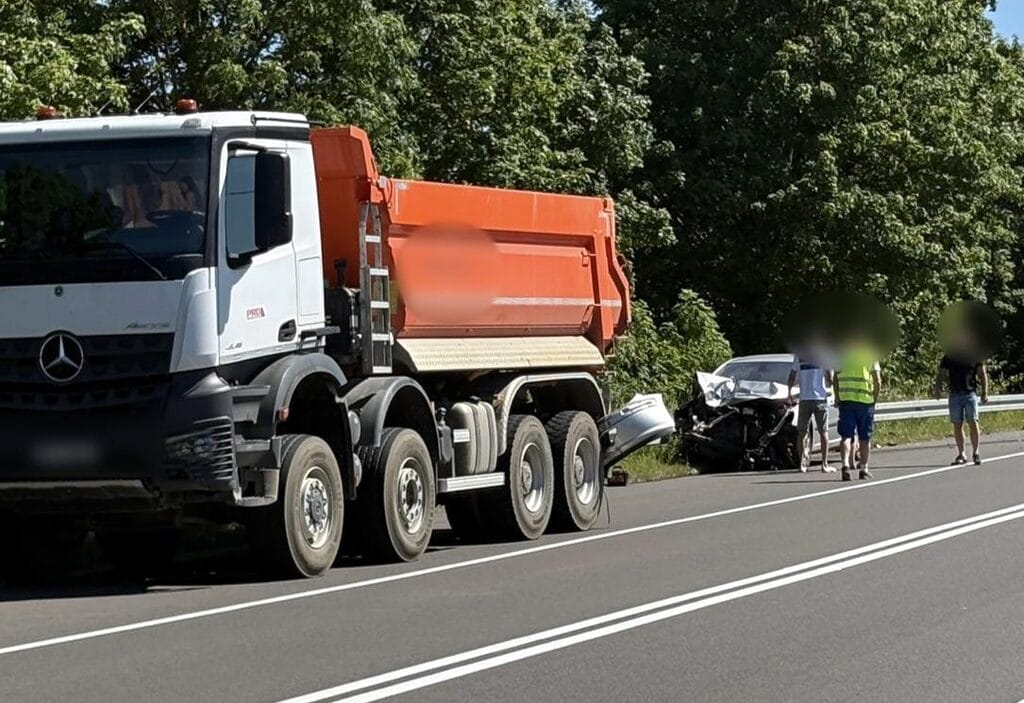 Zderzenie na „Starej Siódemce” w okolicach Idzbarka. Osobówka uderzyła w ciężarówkę 14 Zderzenie Drogowe Idzbark