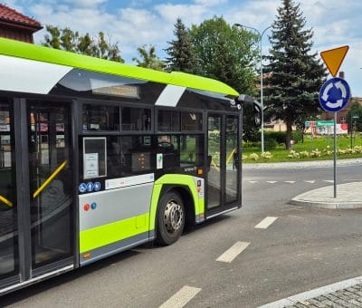 Złamana ręka, potłuczenia i dyskusja. Wracamy do wypadku z udziałem miejskiego autobusu w Ostródzie