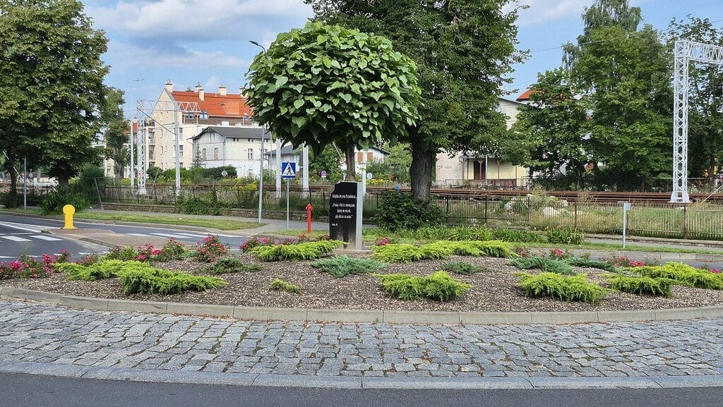 Ostróda: Głaz Popiełuszki do usunięcia. Policja nadal szuka właściciela 3 Głaz Popiełuszki Zostanie Usunięty Z Ronda. Urzędnicy Czekają Na Koniec Policyjnego Postępowania.