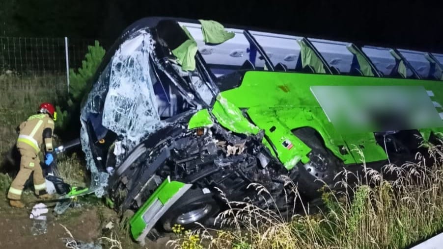 Karambol na drodze S7. Wielu poszkodowanych! 2 Karambol Na Drodze S7! Poszkodowanych Jest Nawet 10 Osób. Pali Się Jeden Z Pojazdów.