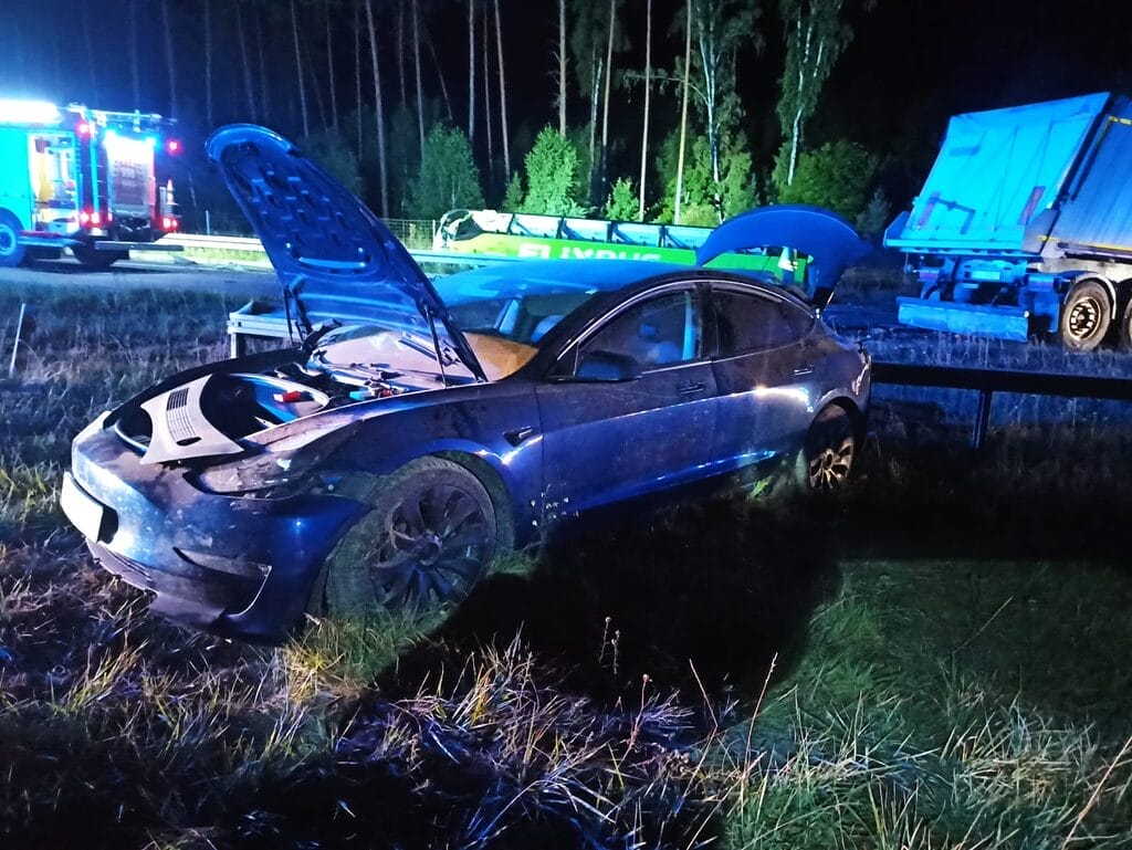 Karambol na drodze S7. Wielu poszkodowanych! 4 Karambol Na Drodze S7! Poszkodowanych Jest Nawet 10 Osób. Pali Się Jeden Z Pojazdów.