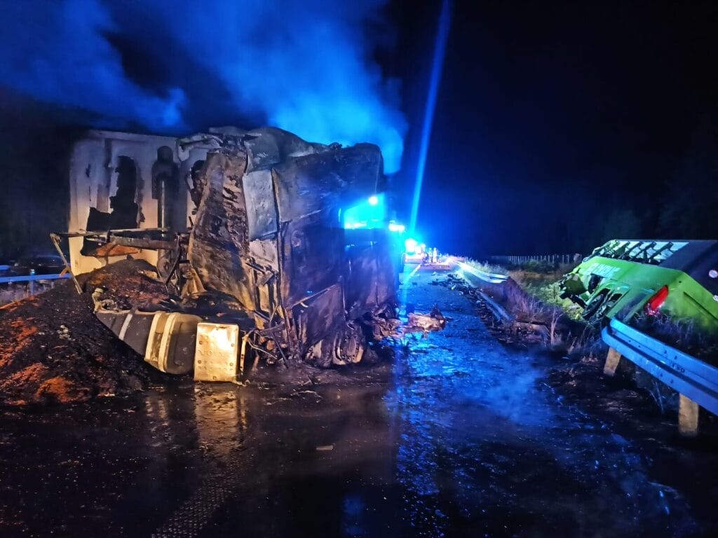 Karambol na drodze S7. Wielu poszkodowanych! 7 Karambol Na Drodze S7! Poszkodowanych Jest Nawet 10 Osób. Pali Się Jeden Z Pojazdów.