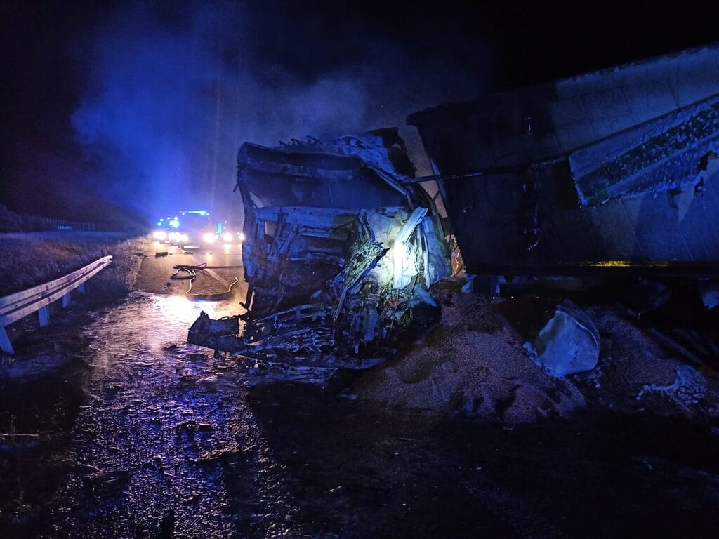 Karambol na drodze S7. Wielu poszkodowanych! 6 Karambol Na Drodze S7! Poszkodowanych Jest Nawet 10 Osób. Pali Się Jeden Z Pojazdów.