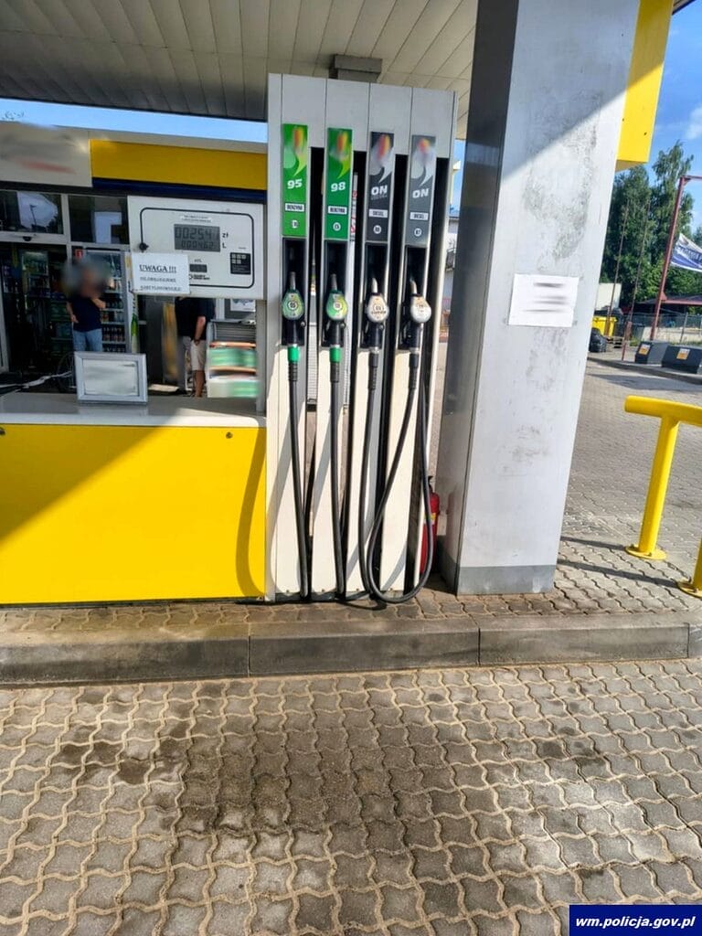 Próbował podpalić znajomych! Są zarzuty po zdemolowaniu stacji benzynowej pod Iławą 4 Próbował Podpalić Znajomych I Spowodował Zagrożenie Na Stacji Paliw.