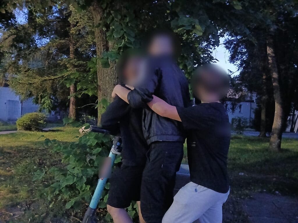 Ostróda: Trzech na jednej hulajnodze. Posypały się mandaty 3 Hulajnoga Policja