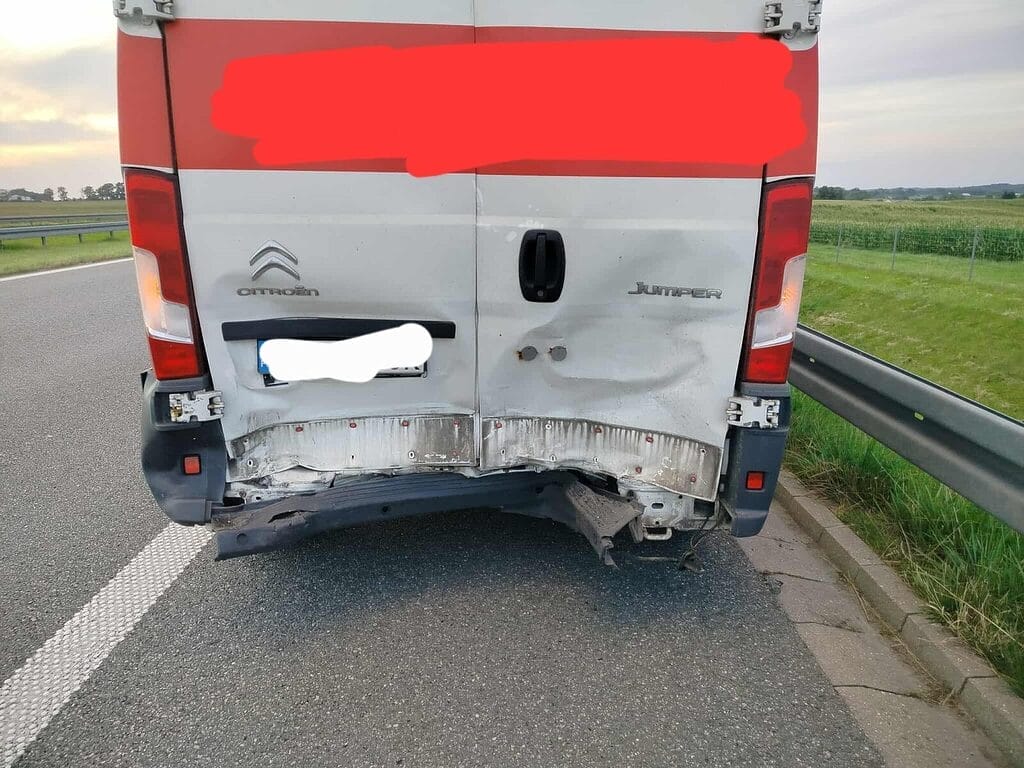 Wypadek na S7 pod Plękitami. Osobówka wjechała w tył Citroëna Jumpera – utrudnienia już minęły 2 Wypadek Na S7