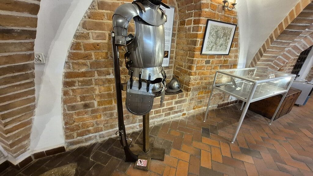 Ostróda W Serialu 1670! Szabla Jana Pawła I Arkebuz Do Zobaczenia W Naszym Muzeum.