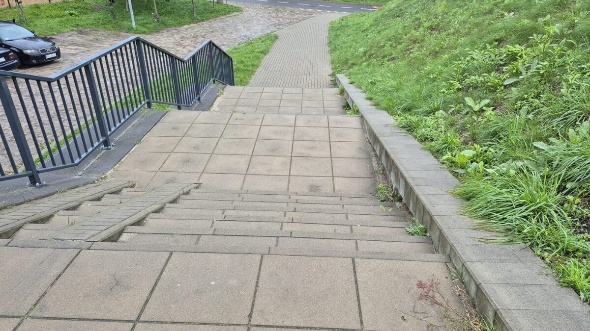 „Schody grozy” bez poręczy. Mieszkańcy proszą o działanie starosty i burmistrza 1 Schody Grozy