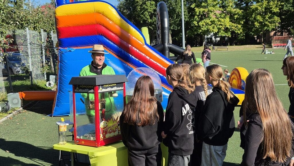 Zagrali Dla Wiktora. Policjanci I Samorządowcy Zjednoczeni W Szczytnym Celu.