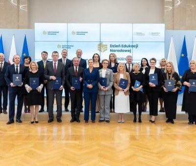 Dwóch ostródzkich dyrektorów z medalem od Minister Barbary Nowackiej.