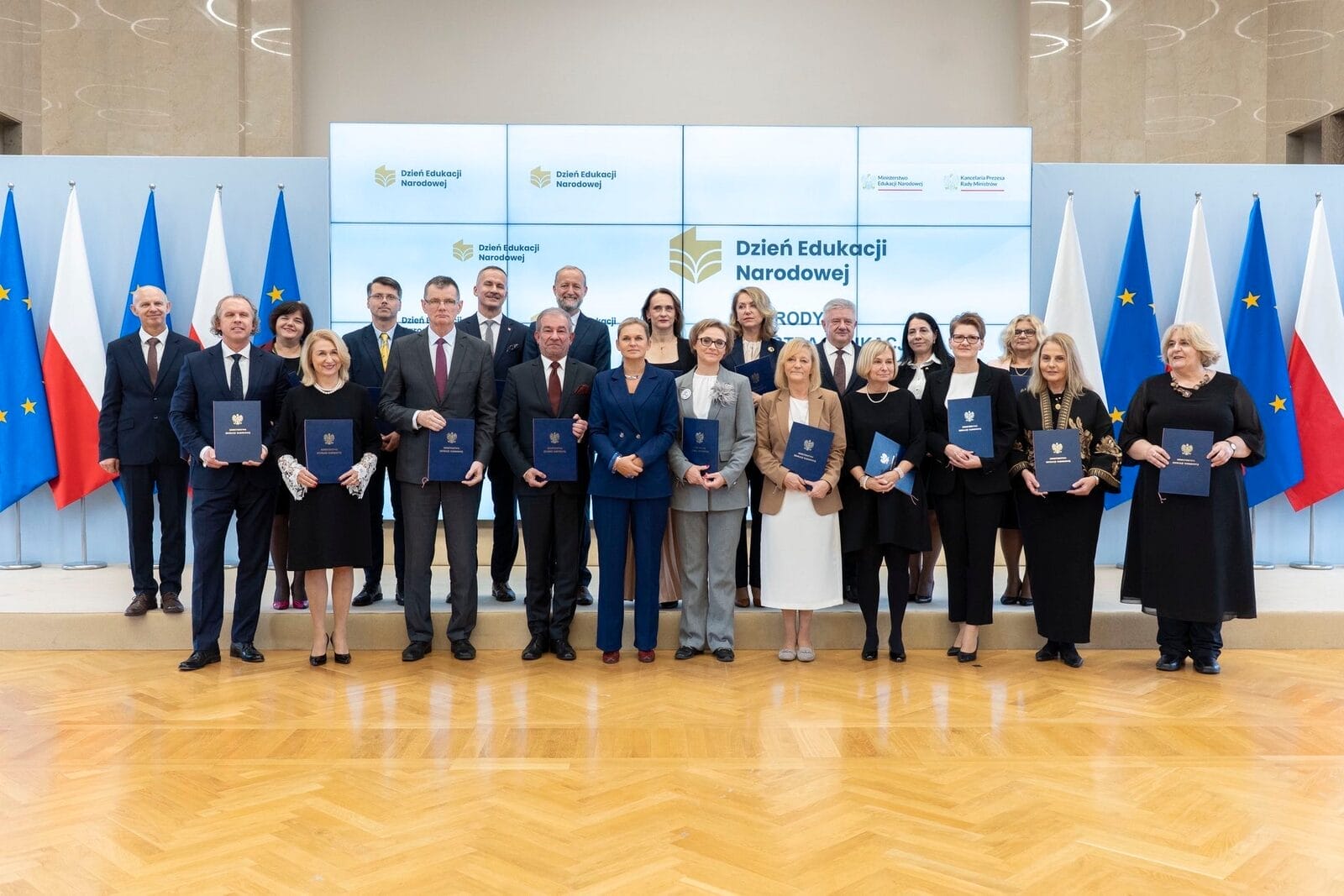 Dwóch ostródzkich dyrektorów z medalem od Minister Barbary Nowackiej. 1 Dwóch Ostródzkich Dyrektorów Z Medalem Od Minister Barbary Nowackiej.