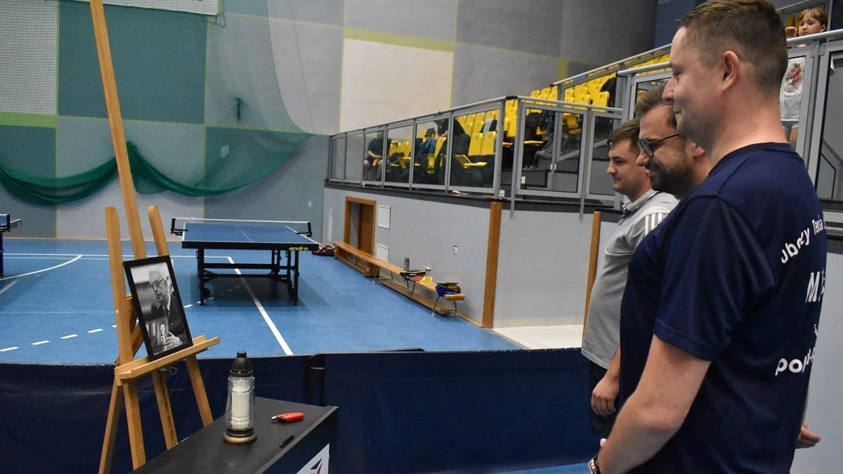 Pingpongiści Upamiętnili Ryszarda Machnickiego. &Quot;Machnik Na Zawsze W Naszych Sercach&Quot;