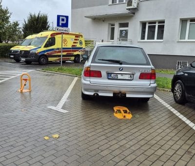 Parking pod przychodnią w Ostródzie - nawet ratownicy nie mają gdzie parkować!