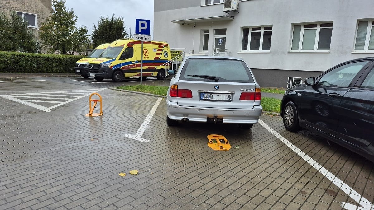 Parking Pod Przychodnią W Ostródzie - Nawet Ratownicy Nie Mają Gdzie Parkować!