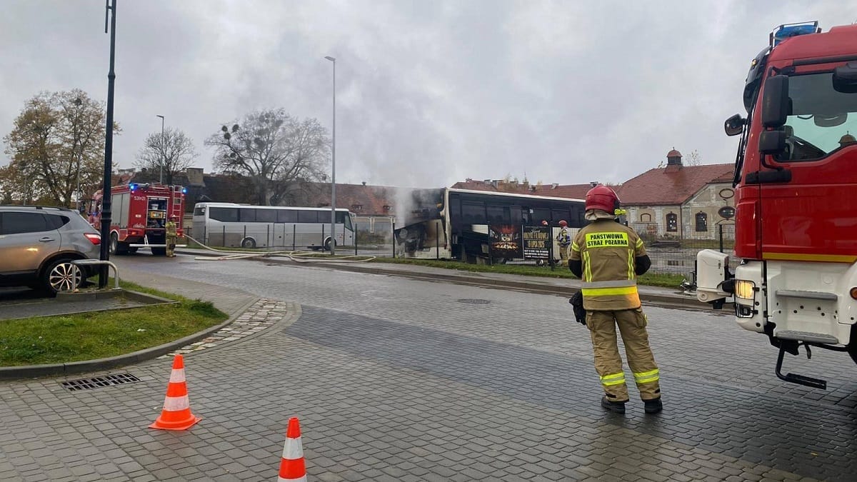 Pożar autobusu w Ostródzie. Miały nim pojechać dzieci do szkoły! 1 Pożar Autobusu W Ostródzie. Miały Nim Pojechać Dzieci Do Szkoły!