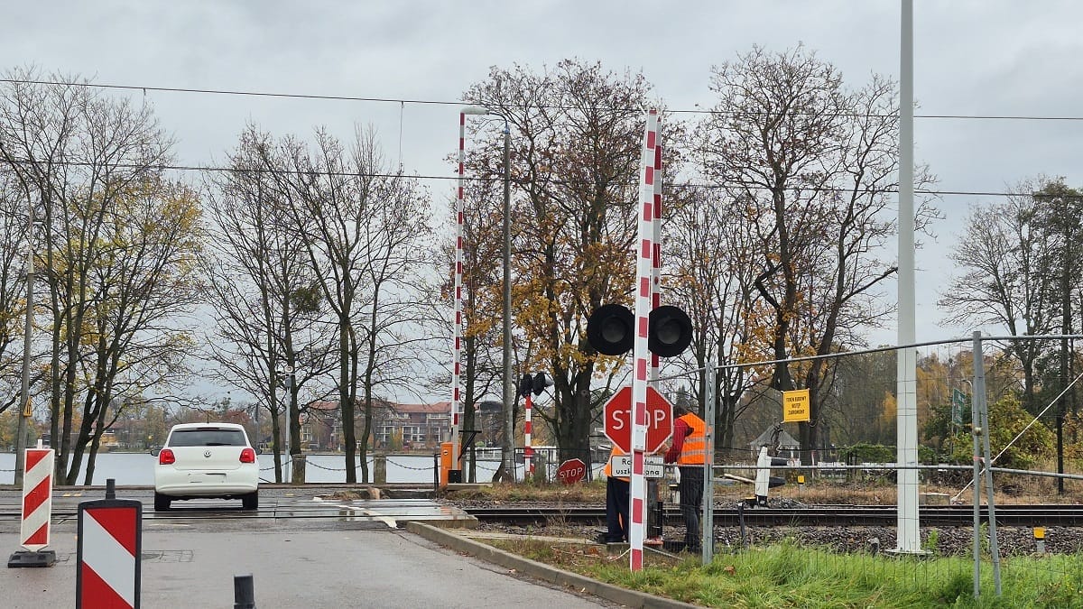 Zniszczony Szlaban Kolejowy W Ostródzie. Surowa Kara Dla Sprawcy